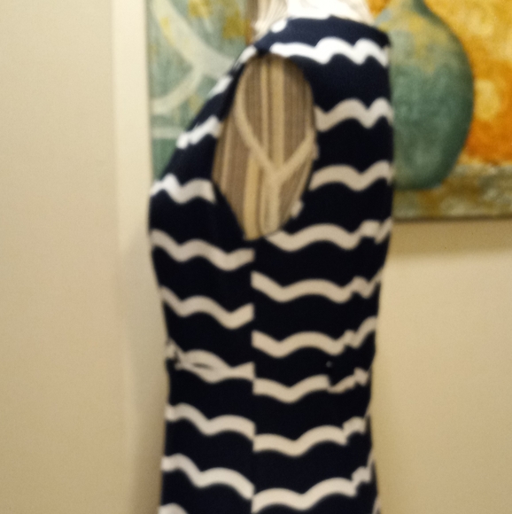 ILE New York  Short Sleeves Dress. - Picture 5 of 8